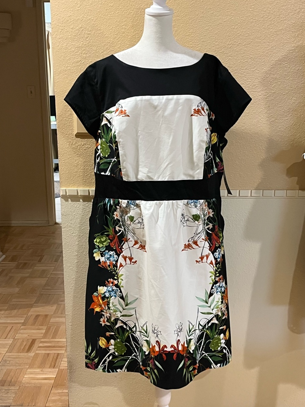 Plus size color block visually slimming dress. Floral pattern, short sleeve. 24W